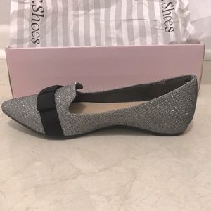 G.C. Shoes ‘ALEGRA’ Sparkly SILVER flat 7.5. NIB.